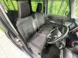 運転席シート廻りは使用感も少なく、良好な状態となっています。前オーナー様が丁寧に使っていたことがよくわかりますね。
