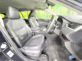 運転席まわりには十分なスペースがあり、大柄な方でもゆったり運転していただける環境です。
