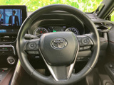握りやすく、操作性の高いステアリング。運転中の疲労を軽減し、快適なドライビングをサポートします。