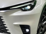 【LEDヘッドライト】悪天候や夜間走行時も良好な視界を確保し安心して運転できる高輝度LEDヘッドライトを装備!点灯速度が早く、消費電力も抑えられています。