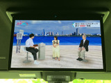 後席の乗員も楽しめるモニター。動画やテレビなどを視聴でき、長距離移動も退屈しません。快適な移動空間を提供します。