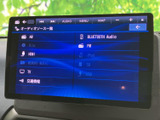 多様なソースに対応したオーディオ画面で、快適なドライブを演出します。直感的な操作で、お好みの音楽やラジオを楽しめます。