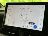 高精細な地図表示で、目的地までスムーズに案内。渋滞情報もリアルタイムで確認でき、効率的なルートを選択できます。