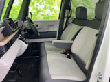 運転に必要な情報を一目で確認できる、見やすいメーターパネル。操作性にも優れ、安全で快適なドライブをサポートします。集中力を高めます。