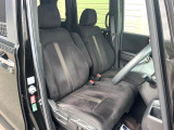 運転席まわりには十分なスペースがあり、大柄な方でもゆったり運転していただける環境です。