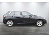 コンパクトなハッチバックながら、ロングノーズ・ショートオーバーハングのBMWらしい伝統的なスタンスを継承しています。