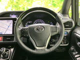 握りやすいステアリングは、運転操作をスムーズに行えます。操作性にも優れ、快適なドライビングをサポートします。