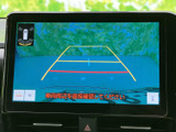 後方確認をサポートするモニターで、安全な運転を支援。狭い場所での駐車や車庫入れも安心です。運転の苦手な方にもオススメ。
