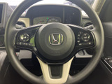 握りやすいステアリングは、運転の楽しさを高めます。操作性にも優れ、快適なドライブをサポートします。
