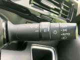 操作しやすいウインカーレバーで、安全な車線変更をサポートします。確実な操作感で、周囲への意思表示をスムーズに行えます。安心の運転を。