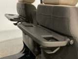 運転席・助手席の背もたれには、2列目シート用にカップホルダー付きの「格納式のシートバックテーブル」を装備しています。休憩時のちょっとした時間などカップを置いたり、小物置きに使えて便利です。