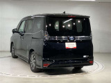 広い展示場にゆったりと展示をしております。ベビーカーでもゆっくりと車をご覧いただけますよ!