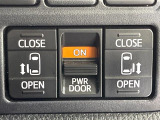 【両側スライドドア】駐車場で隣の車との間隔が狭く乗りにくい時、スライドドアなら安心!ドアオープン時も幅を取らず、開口部が広いので乗り降りがとっても簡単です。大きな荷物の出し入れも後席から可能♪