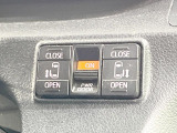 【両側パワースライドドア】スマートキーや運転席のスイッチで後席両側スライドドアの開閉が可能♪電動だから力を入れてドアを開ける必要が無く、小さなお子様でも簡単に開け閉めでき快適です♪