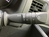 操作しやすいウインカーレバーは、安全運転に欠かせない装備。オートリターン機能により、スムーズな車線変更をサポートします。灯火類の操作も直感的に行えます。