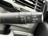 【オートライト(AUTO)】外の明るさをシステムが感知して、自動でヘッドライトが点灯します。ヘッドライトをつけ忘れを防ぐ便利機能です。