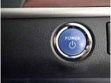 スマートキーを携帯していればキーを取り出さずにドアを施錠&解錠。クルマの始動も可能です。