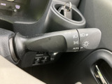 操作しやすい位置に配置されたウインカーレバー。スムーズな操作で、安全な車線変更をサポートします。