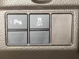 VSA装備車です。VSAはドライバーの操作と車の動きを見守っています。もし車の挙動が乱れたとき、4輪別々にブレーキをかけたり、エンジンパワーをしぼることによって車を安定させます。
