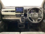 車内は光触媒抗菌消臭施工済です。インパネ周りはスタイリッシュなデザインで機能や装備も充実しています。グローブボックスやカップホルダーのほかにトレーなどたくさんの収納スペースが付いています。