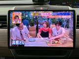 停車中に、TVや動画コンテンツを楽しめます。後部座席での移動時間を、より快適に過ごせるでしょう。家族や友人と一緒に、楽しい時間を共有できます。