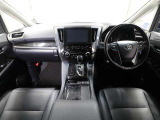 上質で落ち着いた印象のインパネ。視界も広々で運転しやすいです。
