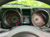 視認性の高いメーター類が、運転に必要な情報を的確に伝えます。デジタル表示で走行距離や水温、燃費などを確認できます。落ち着いた色合いが運転に集中できます。