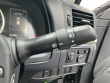 操作しやすい位置に配置されたウインカーレバー。スムーズな操作で、安全な車線変更をサポートします。使いやすさを追求した設計です。