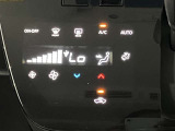 段差のないパネルスイッチのオートエアコン付きです。予め温度設定すれば後はセンサーが感知して設定温度を保ってくれますので快適なドライブが楽しめます。雨の日のガラスの曇りもなく安全な運転ができます。