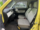 目線を高く保てる運転席は、周囲の状況を把握しやすく安全運転をサポート。快適な運転環境が実現されています。