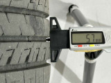 夏タイヤの残り溝は5.7mmです。スリップラインからは4.1mmとなっております。