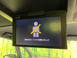 【フリップダウンモニター】大画面モニターで後席でもエンタメをお楽しみいただけます。小さなお子様にも大人気の装備です♪