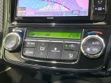 【オートエアコン】一度お好みの温度に設定すれば、車内の温度を検知し風量や温度を自動で調整。暑い&hellip;寒い&hellip;と何度もスイッチ操作をする必要はありません。快適な車内空間には必須の機能ですね♪
