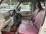 運転席からの視界は良好。操作系の配置も考え抜かれており、運転に集中できます。安全運転をサポートします。