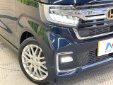 【LEDヘッドライト】悪天候や夜間走行時も良好な視界を確保し安心して運転できる高輝度LEDヘッドライトを装備!点灯速度が早く、消費電力も抑えられています。