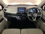 室内が明るく、運転がしやすいナチュラルベージュ内装となっております。