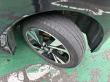 タイヤサイズは165/55R15です。日産純正アルミ装着車です。