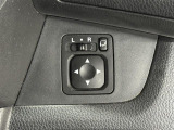 【電動格納ドアミラー】狭路の通行時や狭い場所に停車させるときに活躍する装備ですね。ボタン一つでドアミラーが格納されます。