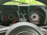 視認性の高いメーターで、速度や走行距離をしっかり確認できます。運転に必要な情報を的確に伝え、安心感のあるドライビングをサポートします。