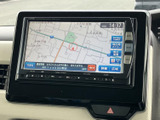 高精細な地図表示で、目的地までスムーズに案内します。渋滞情報もリアルタイムで確認でき、効率的なルートを選択できます。