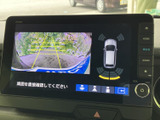 後方状況を安全確認できるモニター。狭い道や駐車時も安心です。周囲の安全をサポートする機能が充実しています。