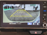 目安となるガイドライン付きのバックカメラを装備しているので、慣れない場所での車庫入れも安心です。