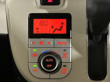 設定温度に合わせて、自動で風量や吹き出し口を調整してくれるオートエアコンが装備されております。