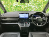 ドライバー席からの眺めは広々としており、運転に集中できます。洗練されたディスプレイが快適な空間を演出し、快適なドライブをサポートします。