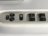 【電動格納ミラー】サイドミラーは電動格納式となっており、狭い駐車場でもキズがつくリスクを抑えられます。