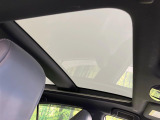 【調光パノラマルーフ】車内の解放感が一気に上がる大型パノラマルーフに調光機能がプラス!日差しが強い時、シェードを閉めなくてもガラスの透明度を調整することで心地よい明るさに♪