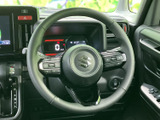 握りやすいステアリングは、運転のしやすさを追求。操作性にも優れ、スムーズなハンドリングを実現します。快適な運転体験をサポートします。