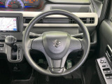 インテリアに合わせたデザインのステアリングは、運転される方のことも考え、運転しやすい形状、大きさです。是非一度、実際に触ってお確かめください。