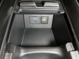 充電用USB端子とType-Cがコンソール下についています。