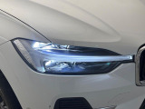 【LEDヘッドライト】ハイビームを先行車や対向車にあてず、その両サイドではハイビーム照射を維持。見える範囲が段違いに広くなりました。北欧神話に登場するトールハンマーをモチーフにデザイン。